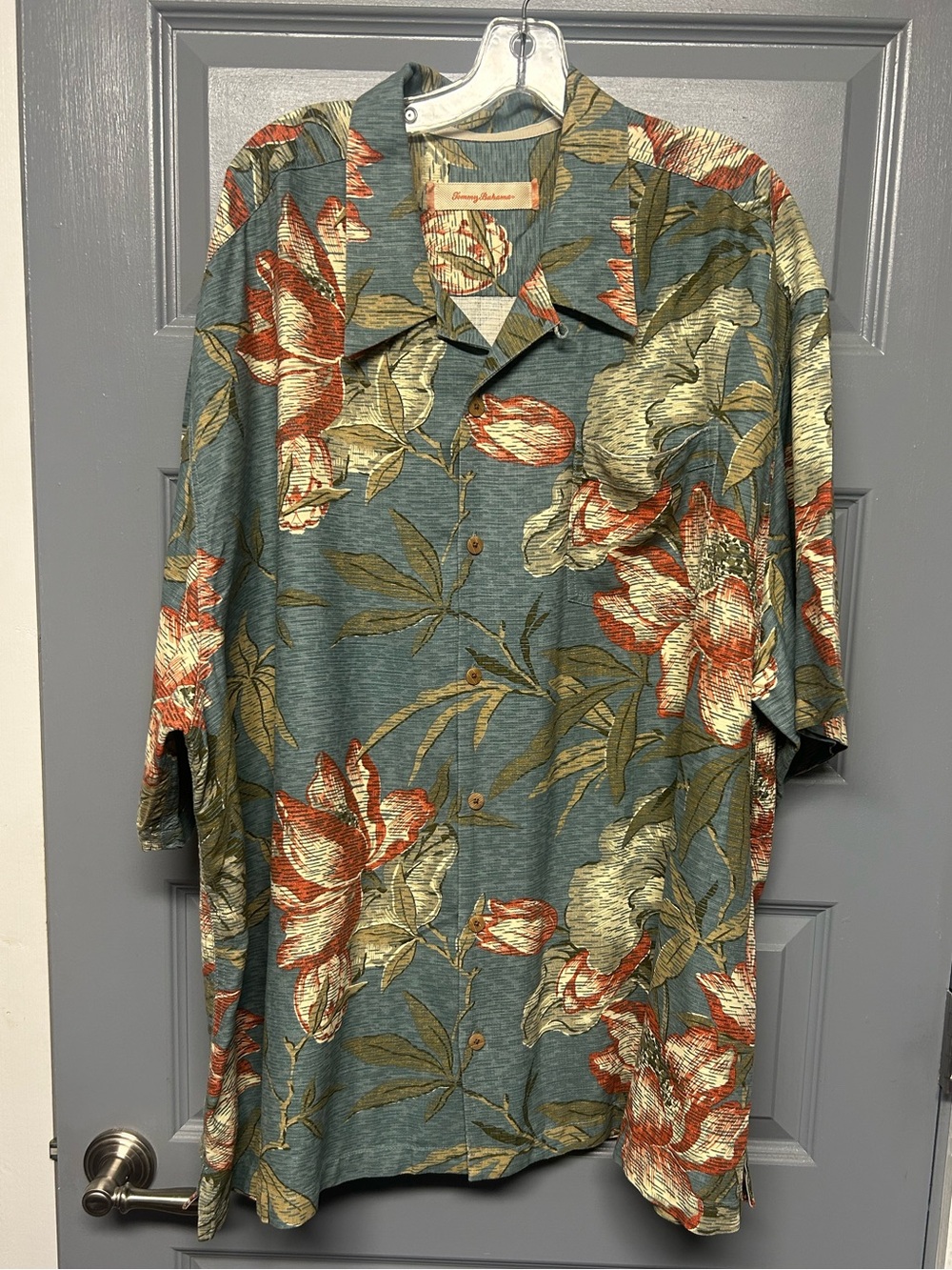 Tommy Bahama silk Hawaiian shirt. New? Mens size  3XL. Pretty colors